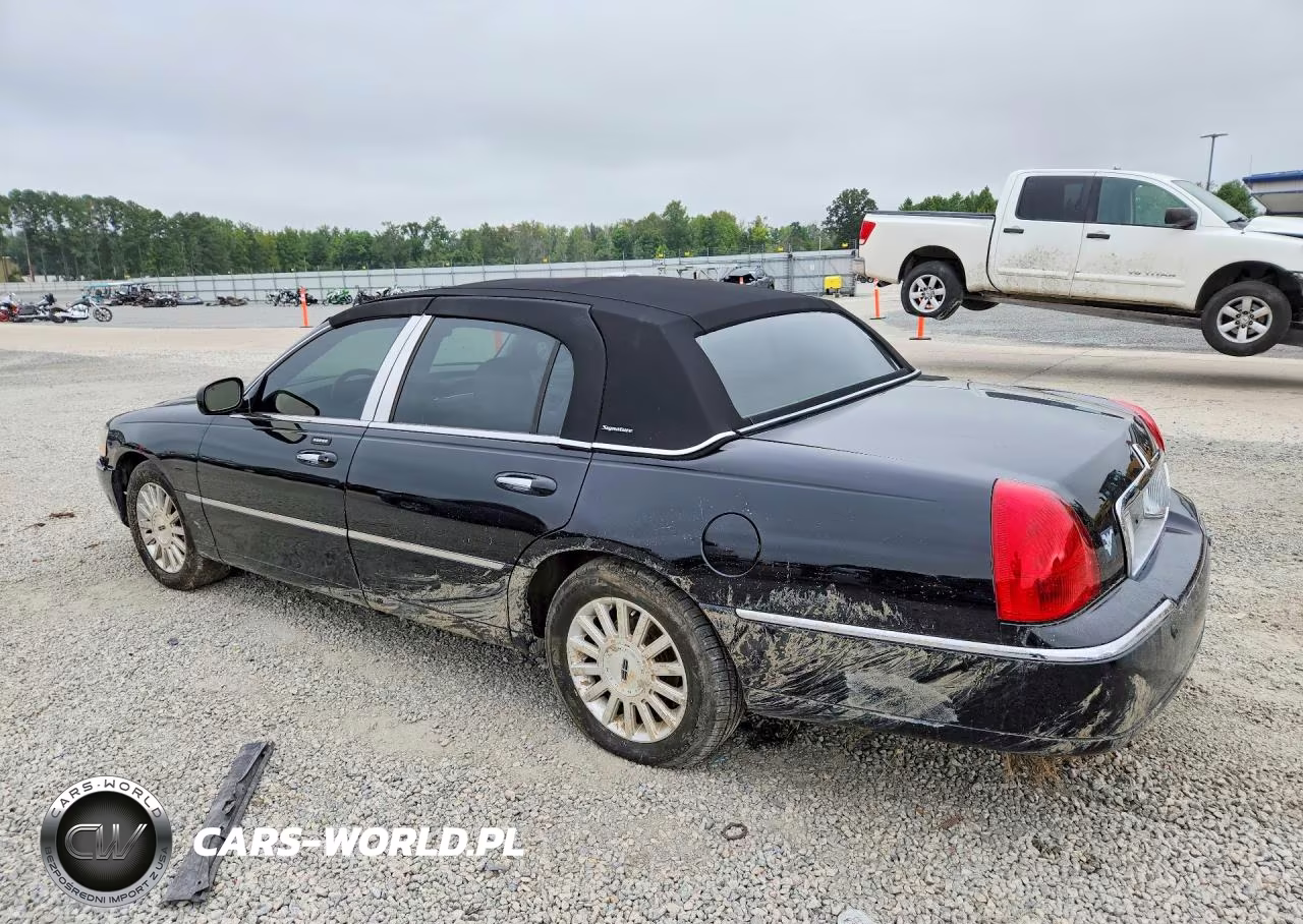 2003 Lincoln Town Car Signature VIN:1LNHM82W83Y647075 - 2