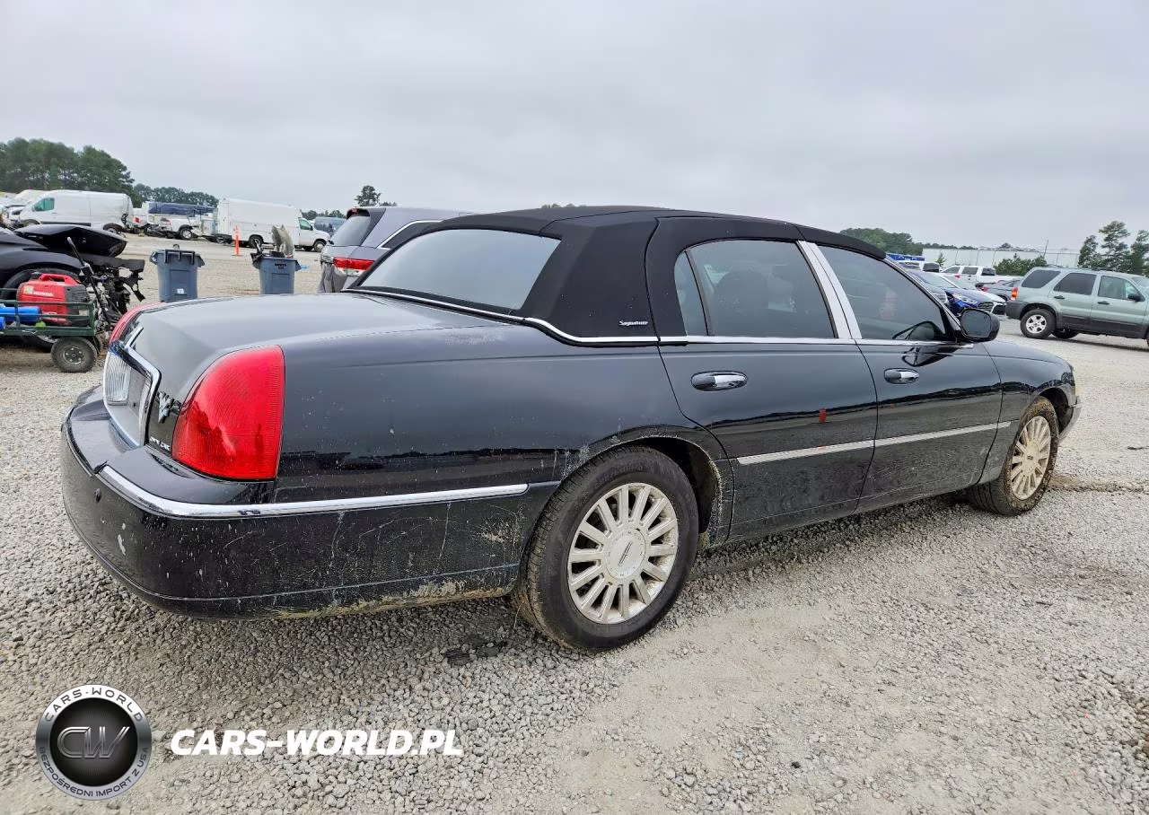 2003 Lincoln Town Car Signature VIN:1LNHM82W83Y647075 - 3