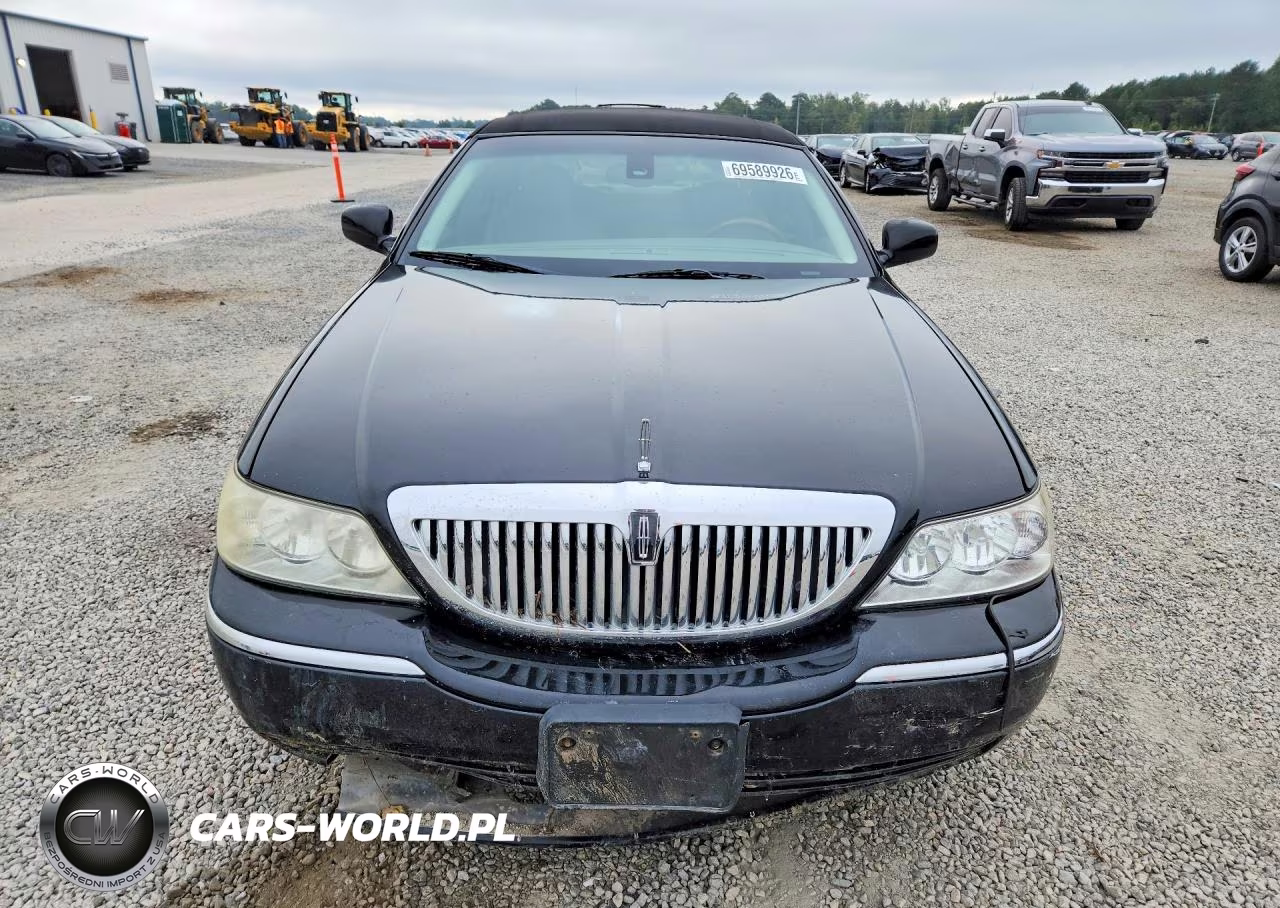 2003 Lincoln Town Car Signature VIN:1LNHM82W83Y647075 - 5