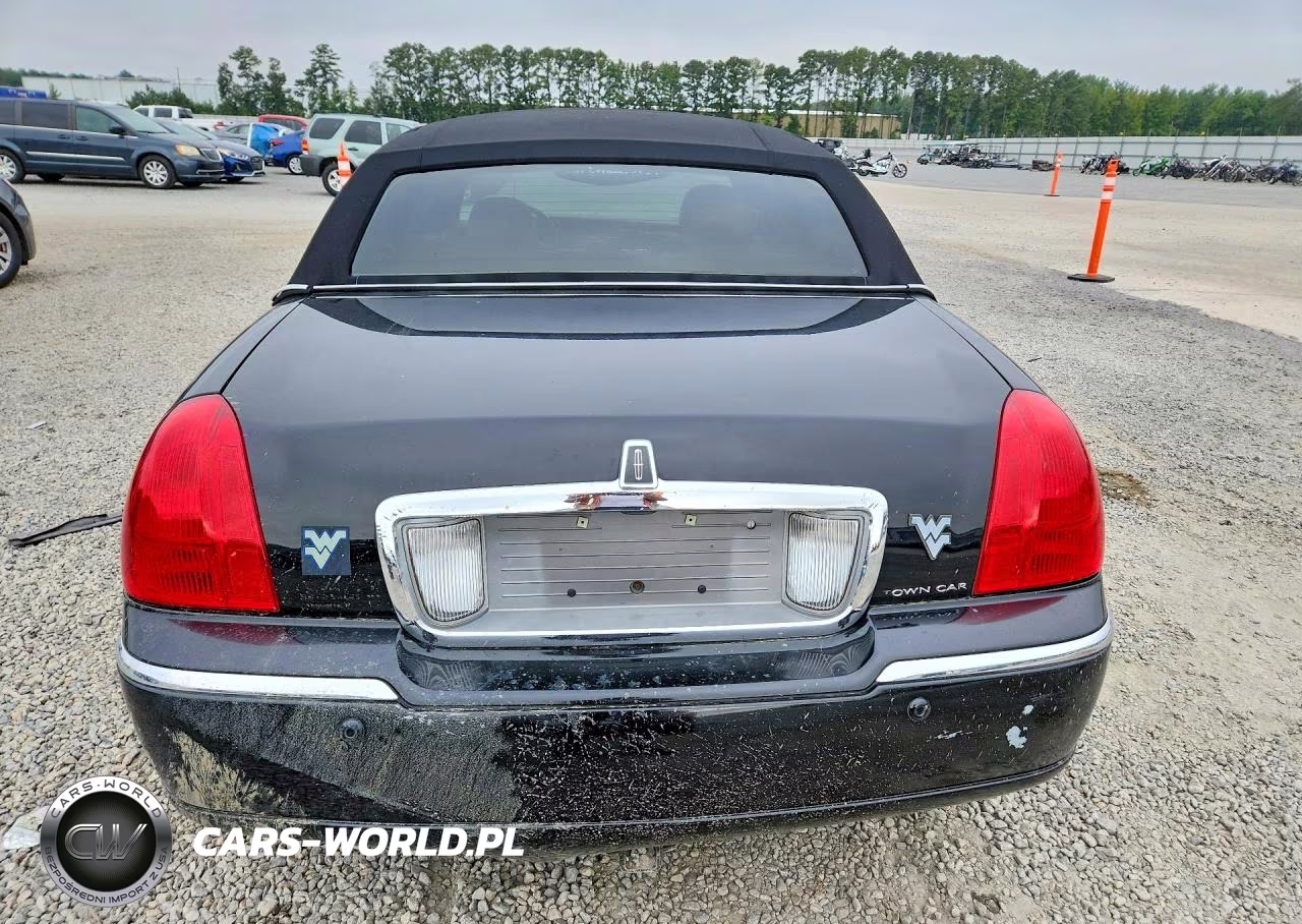 2003 Lincoln Town Car Signature VIN:1LNHM82W83Y647075 - 6