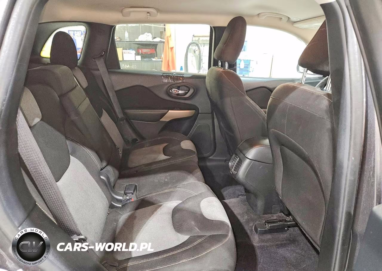 2018 Jeep Cherokee Latitude VIN:1C4PJMCX1JD608793 - 11