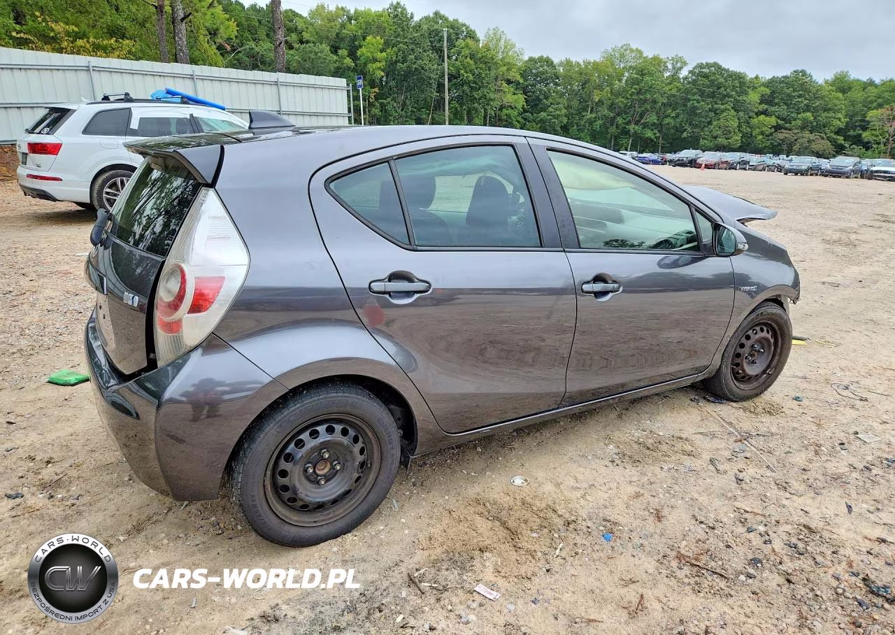 2015 Toyota Prius C Two VIN:JTDKDTB35F1109871 - 3