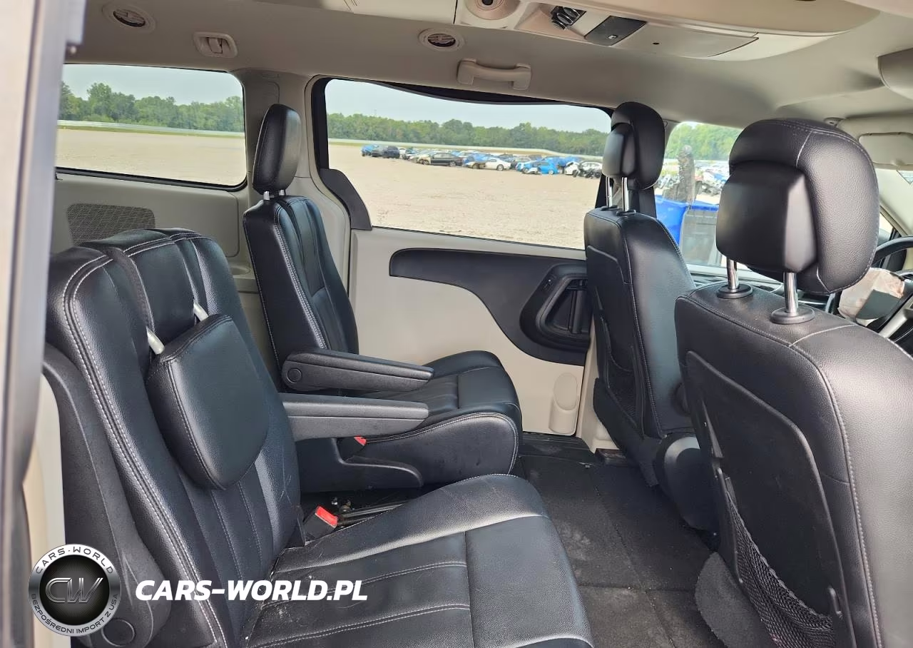 2015 Chrysler Town & Country Touring VIN:2C4RC1BG2FR654981 - 10