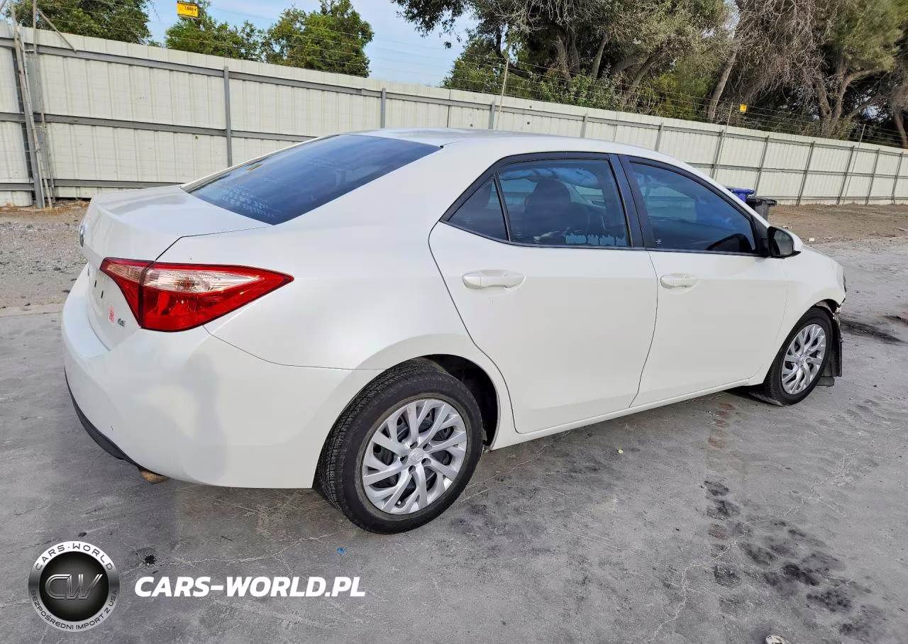 2018 Toyota Corolla Le VIN:5YFBURHE9JP741787 - 3