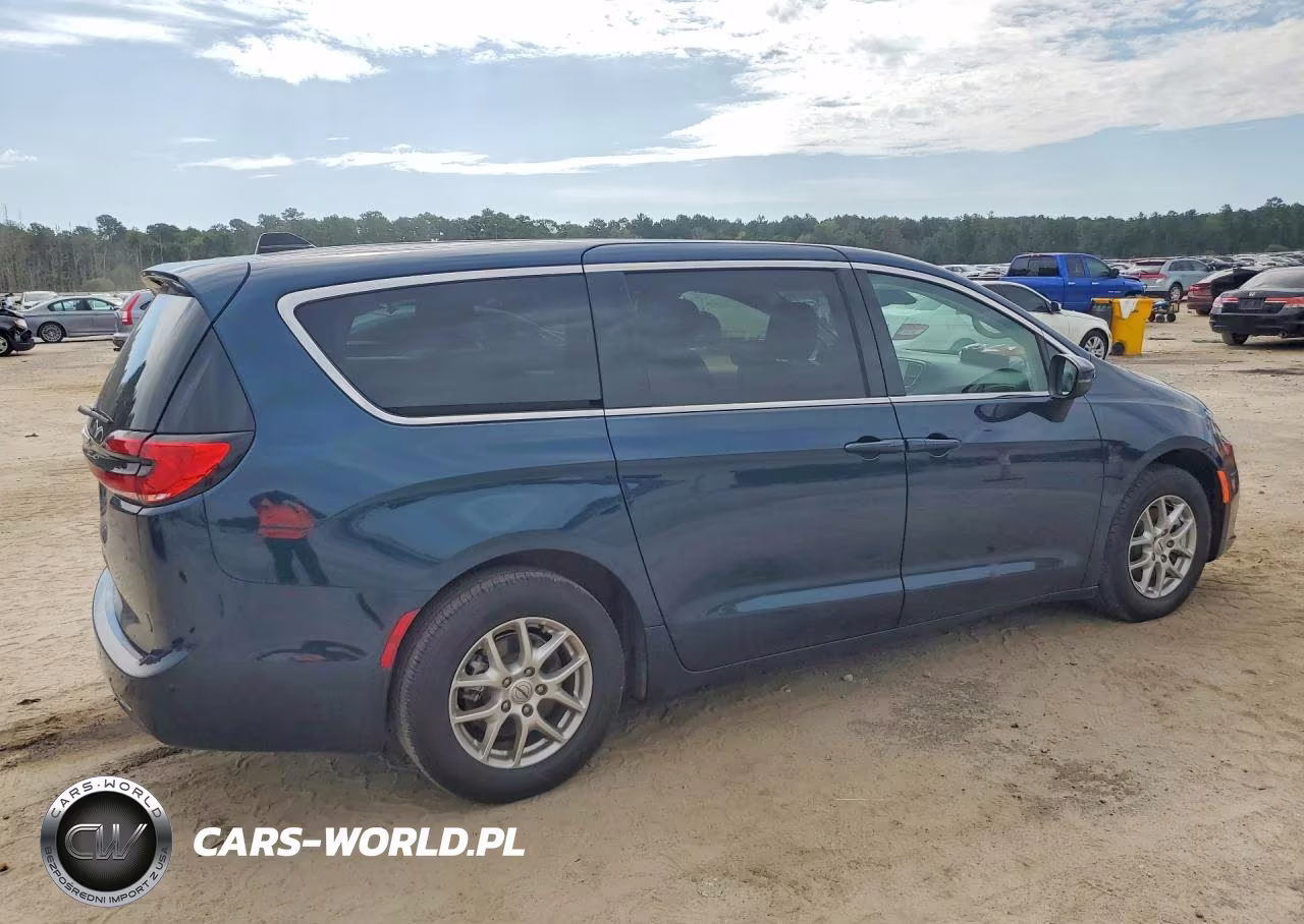 2023 Chrysler Pacifica Touring L VIN:2C4RC1BG1PR632018 - 3