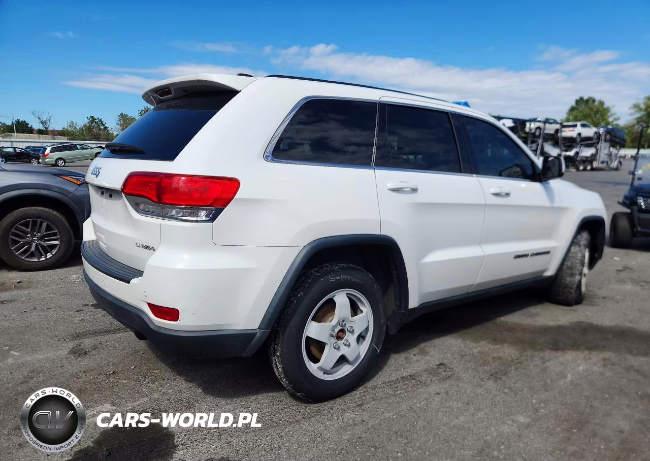 2018 Jeep Grand Cherokee Laredo VIN:1C4RJEAG3JC181981 - 3