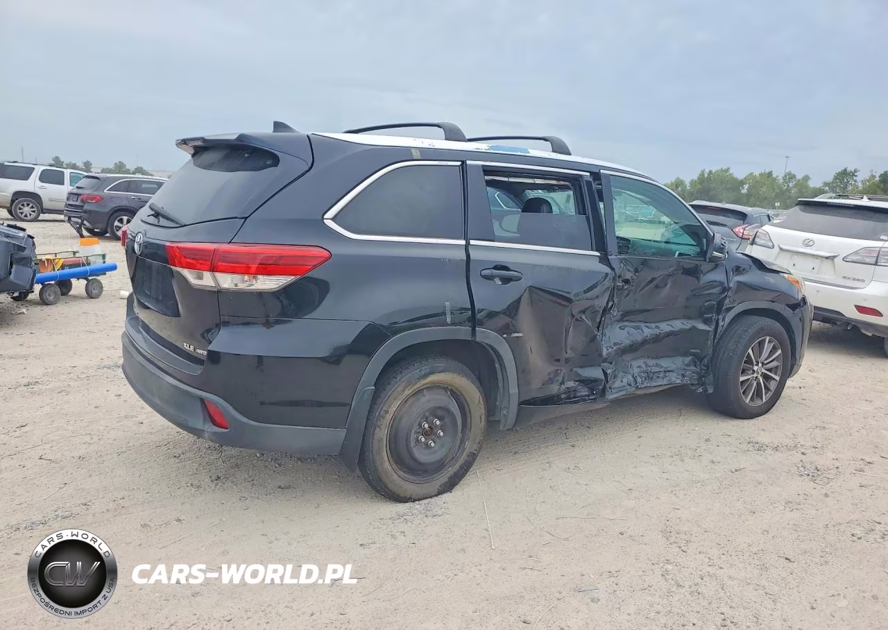 2018 Toyota Highlander VIN:5TDJZRFH3JS555325 - 3