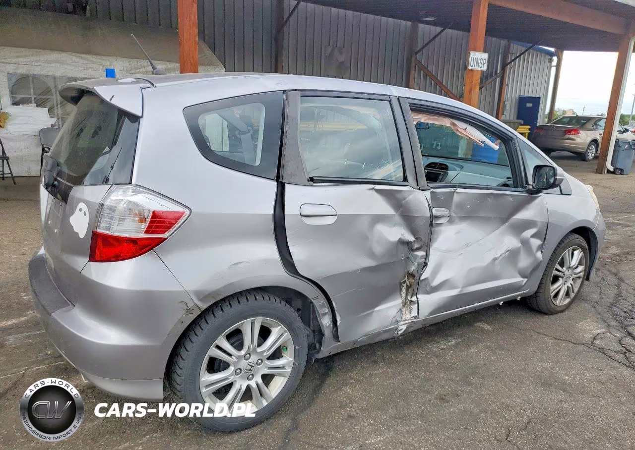 2010 Honda Fit Sport VIN:JHMGE8H68AC023435 - 3