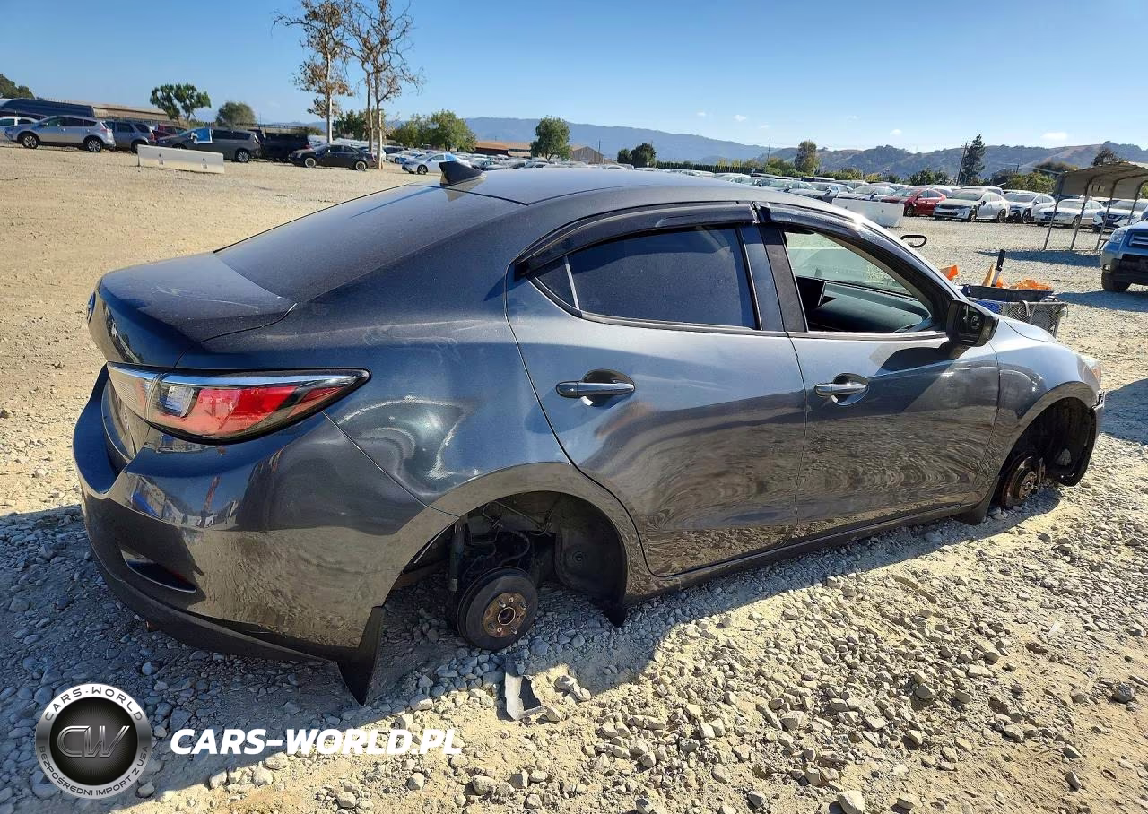 2018 Toyota Yaris Ia Base VIN:3MYDLBYV1JY313460 - 3