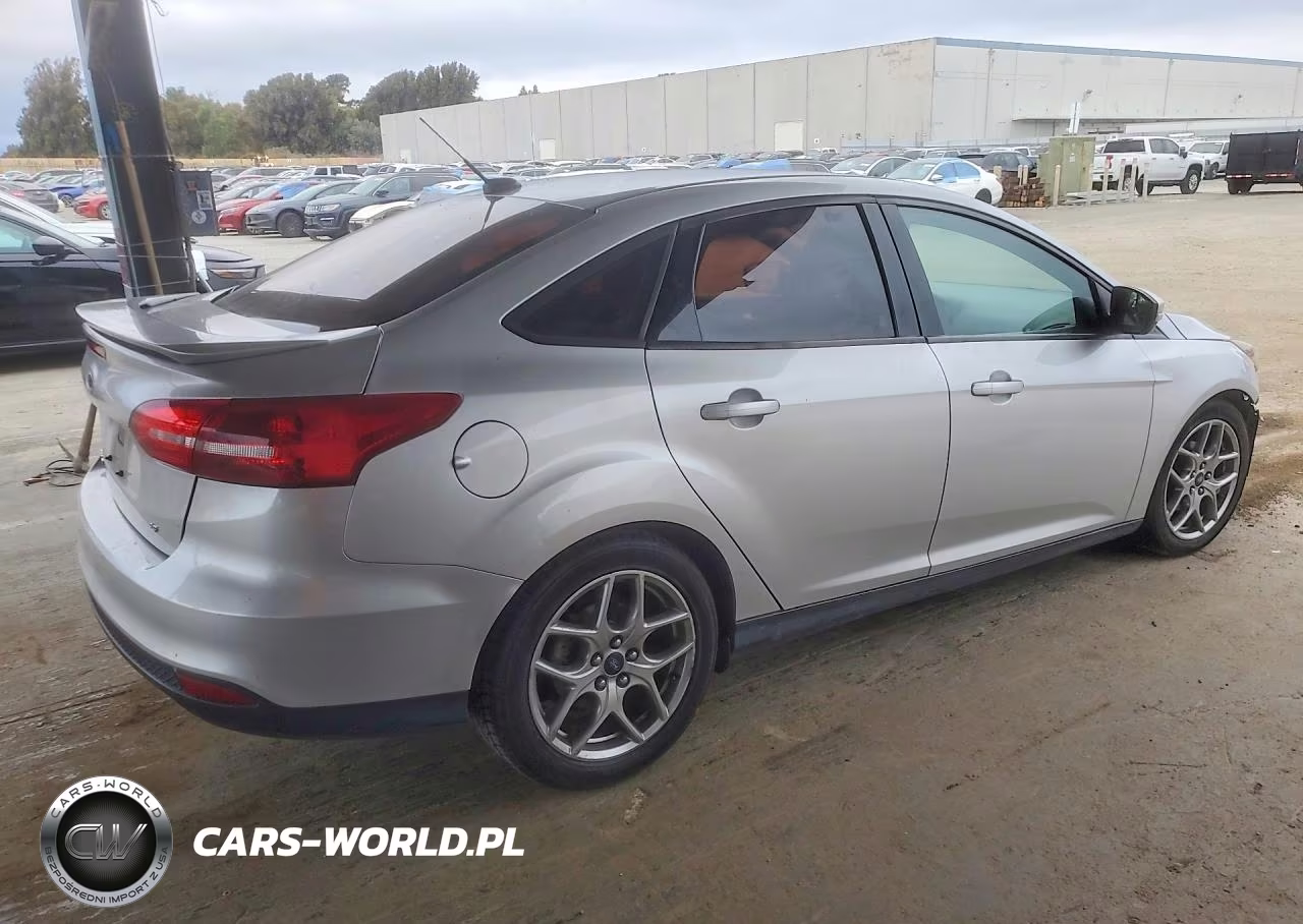 2015 Ford Focus Se VIN:1FADP3F27FL221941 - 3