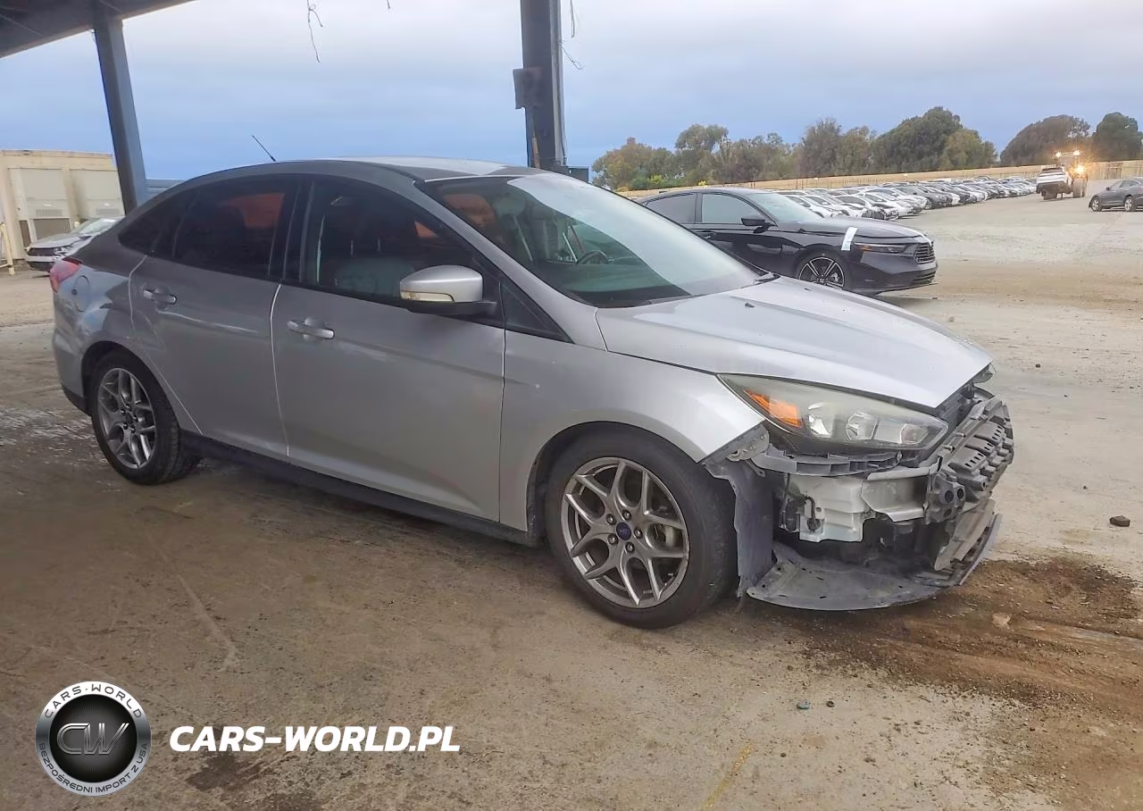 2015 Ford Focus Se VIN:1FADP3F27FL221941 - 4