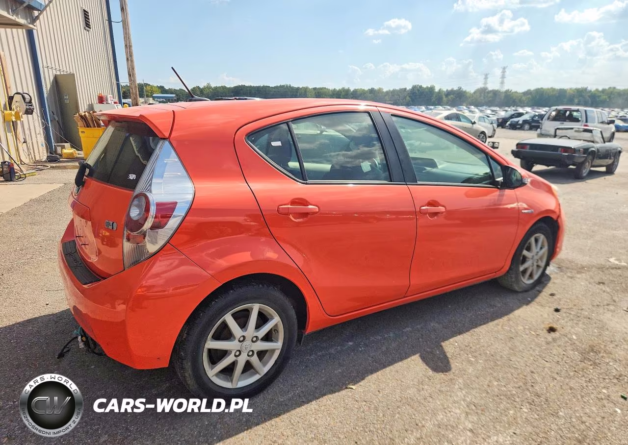 2013 Toyota Prius C VIN:JTDKDTB30D1045851 - 3