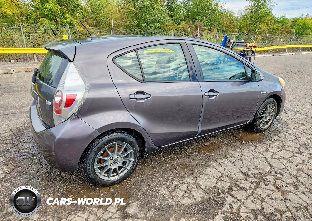 2013 Toyota Prius C Two VIN:JTDKDTB3XD1540140 - 3