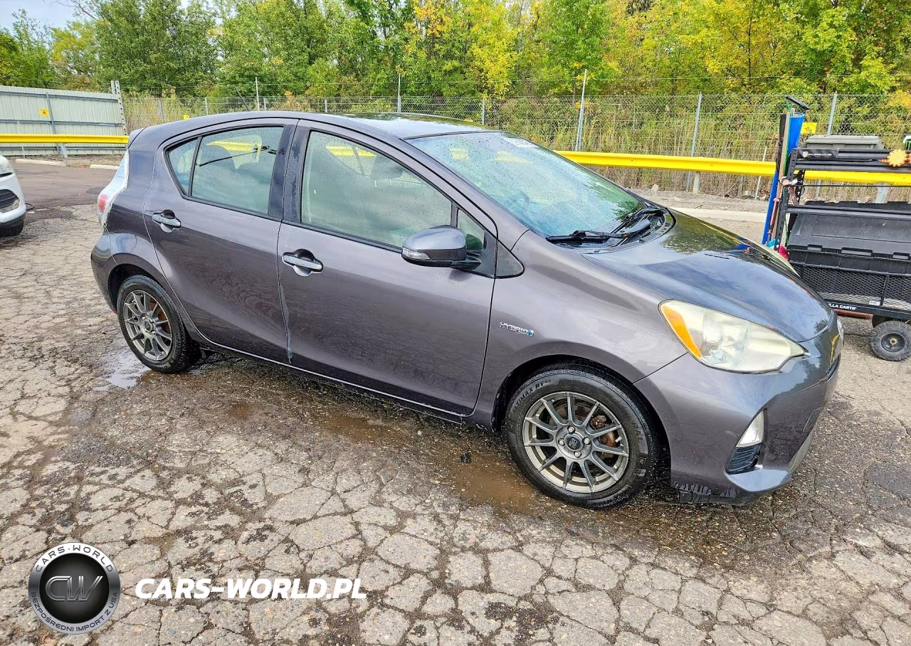 2013 Toyota Prius C Two VIN:JTDKDTB3XD1540140 - 4