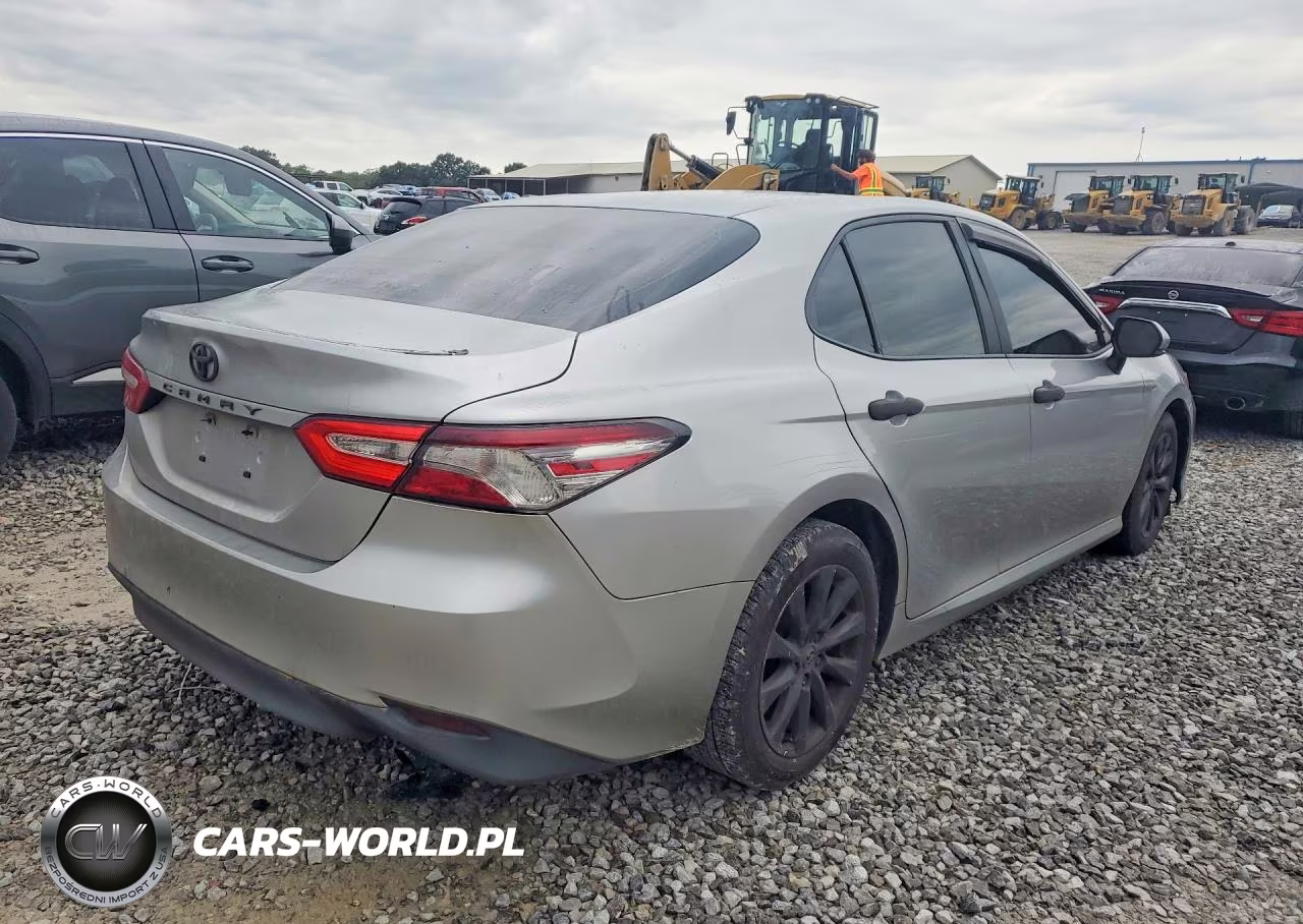2018 Toyota Camry Le VIN:4T1B11HK7JU547449 - 3