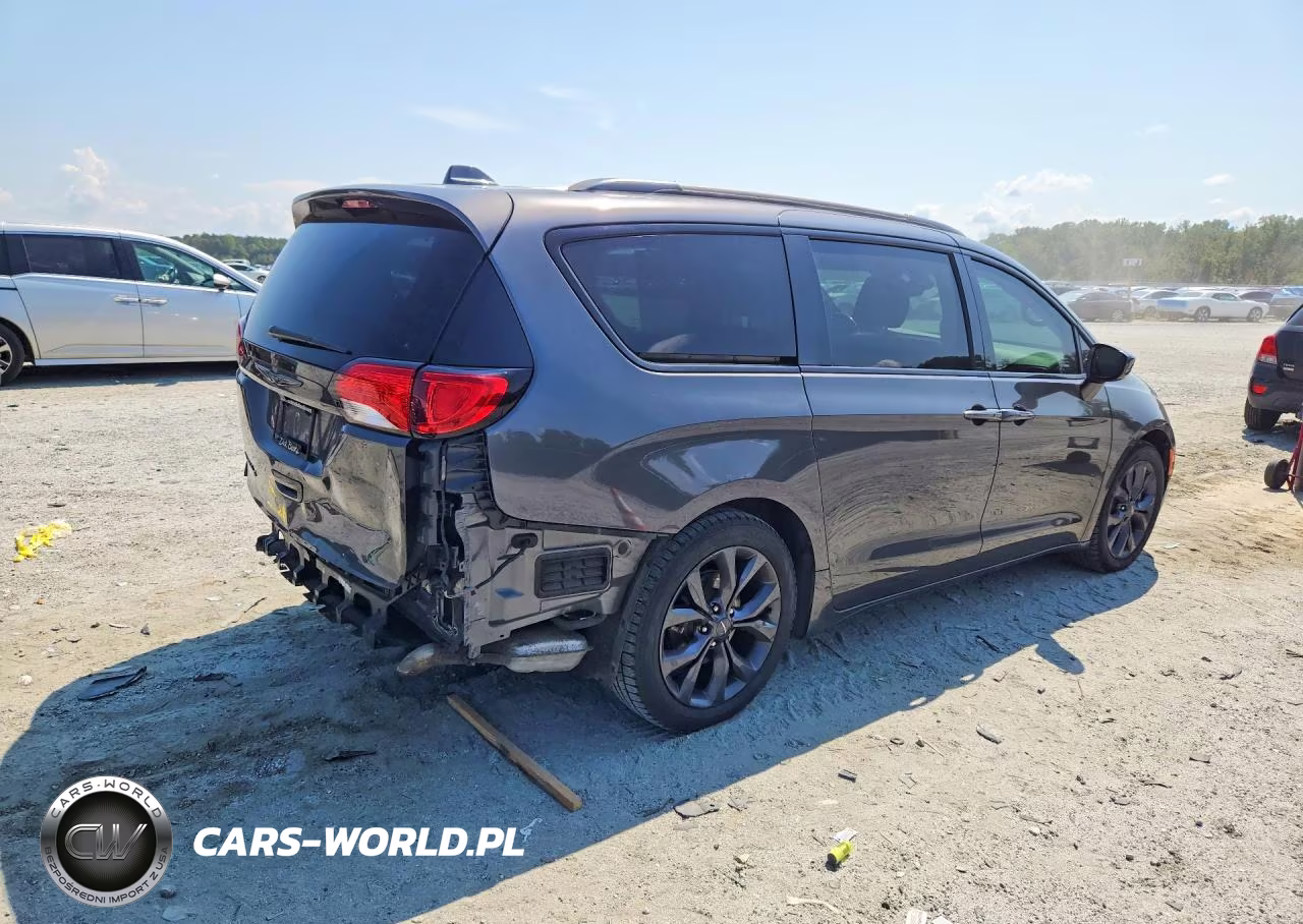 2018 Chrysler Pacifica Touring L VIN:2C4RC1BG8JR167163 - 3