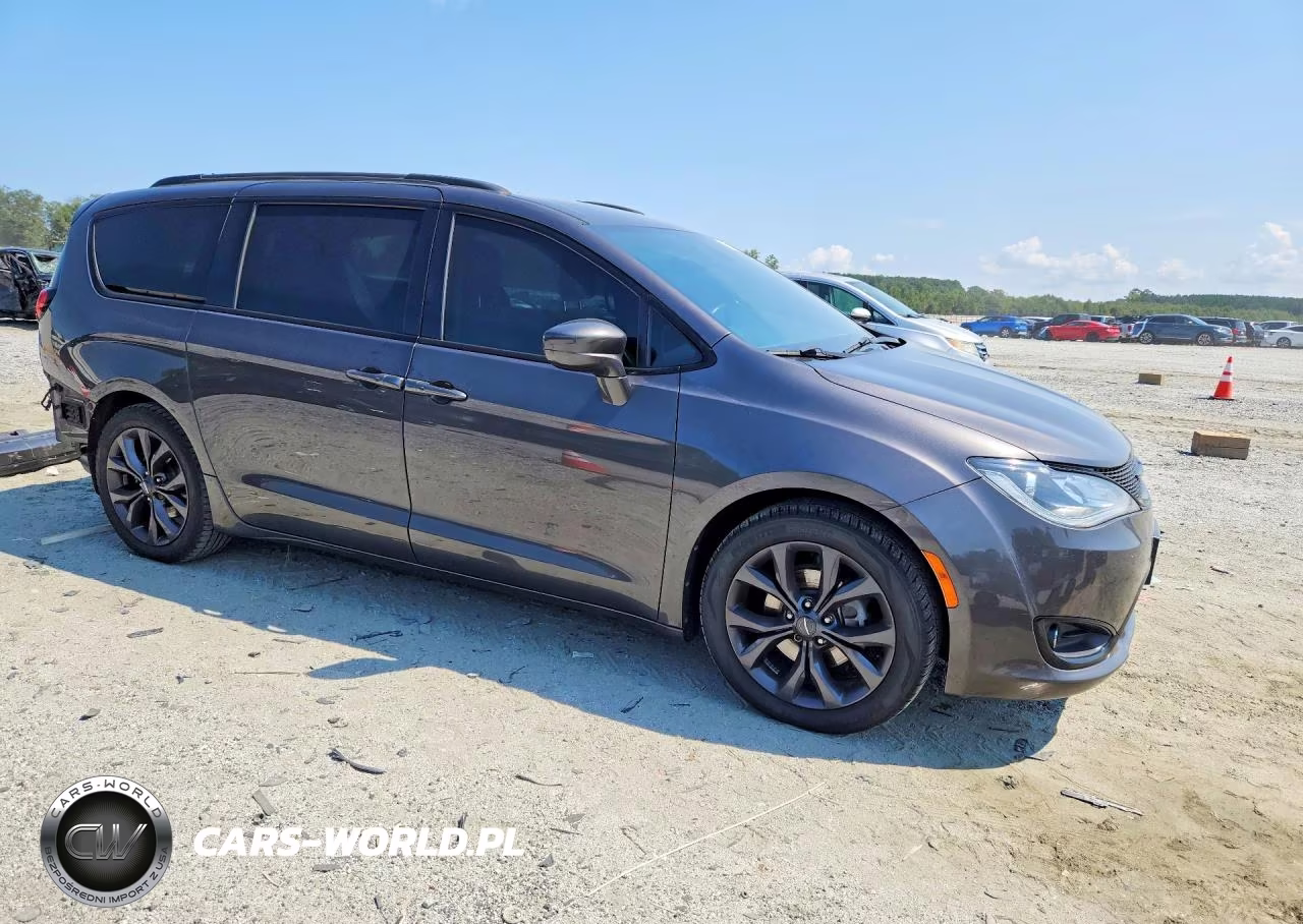 2018 Chrysler Pacifica Touring L VIN:2C4RC1BG8JR167163 - 4