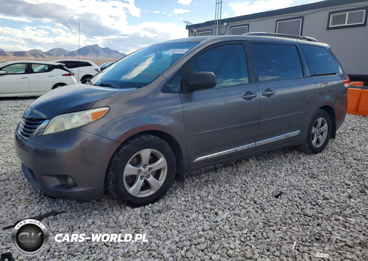 2013 Toyota Sienna Le – zdjęcie 1 z 13