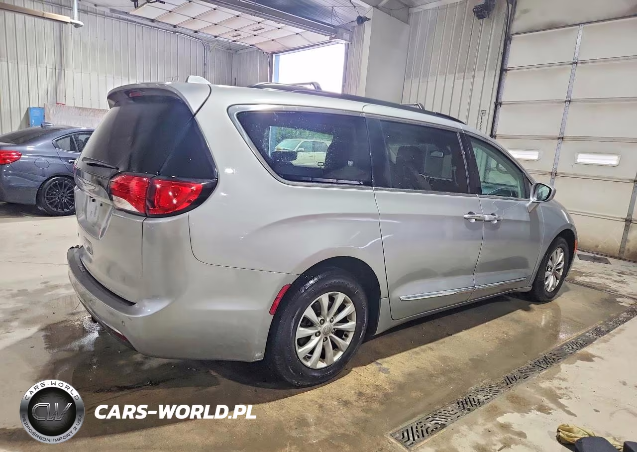 2017 Chrysler Pacifica Touring L VIN:2C4RC1BG1HR539131 - 3