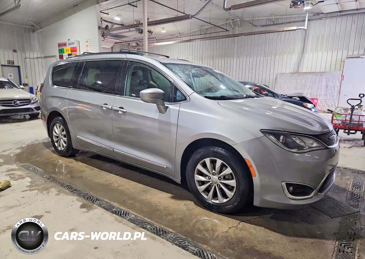 2017 Chrysler Pacifica Touring L VIN:2C4RC1BG1HR539131 - 4