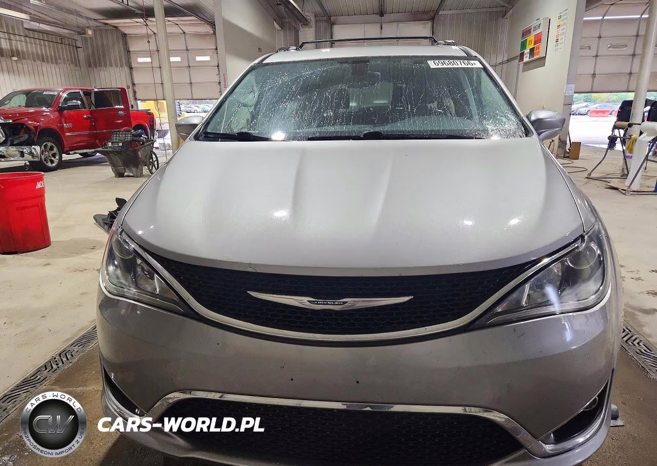 2017 Chrysler Pacifica Touring L VIN:2C4RC1BG1HR539131 - 5