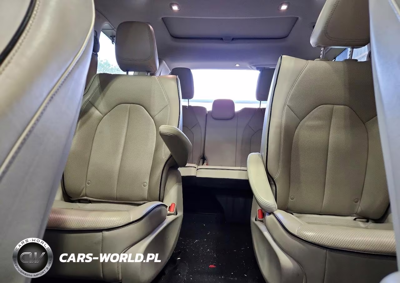 2018 Chrysler Pacifica Hybrid Limited VIN:2C4RC1N77JR127149 - 10