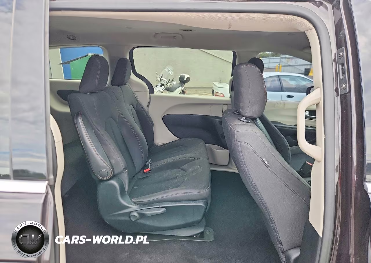 2018 Chrysler Pacifica L VIN:2C4RC1AG0JR120940 - 11