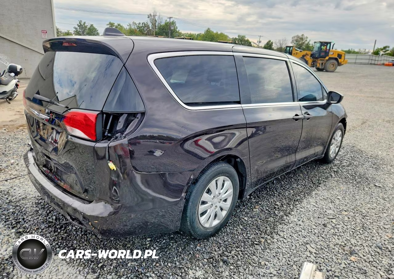2018 Chrysler Pacifica L VIN:2C4RC1AG0JR120940 - 3