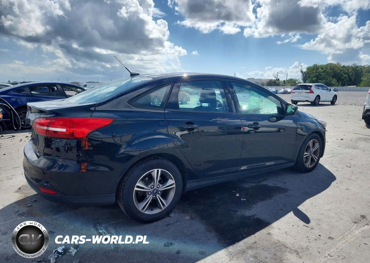 2018 Ford Focus Se VIN:1FADP3FE1JL309919 - 3