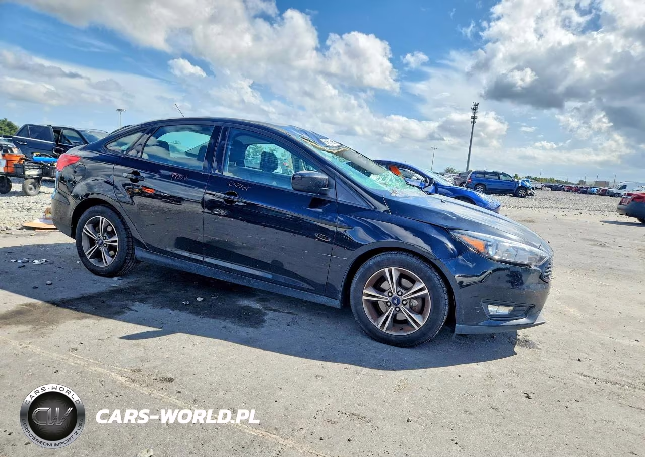 2018 Ford Focus Se VIN:1FADP3FE1JL309919 - 4