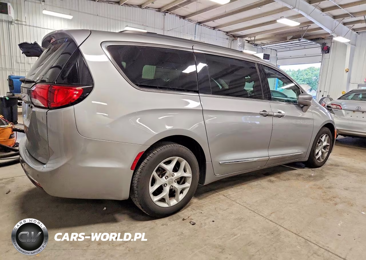 2017 Chrysler Pacifica Touring L VIN:2C4RC1BG9HR669836 - 3