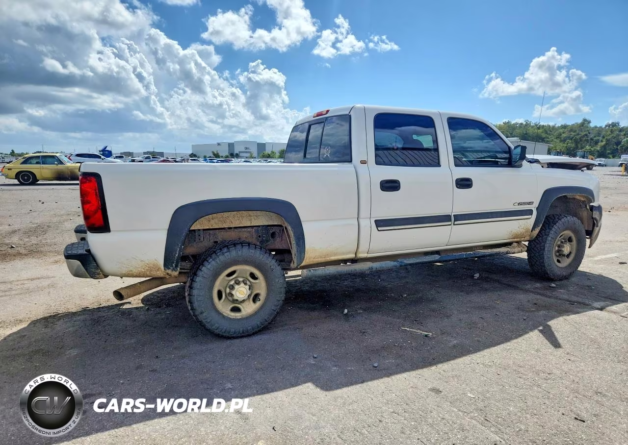 2005 Chevrolet Silverado C2500 Heavy Duty VIN:1GCHC23UX5F836374 - 3