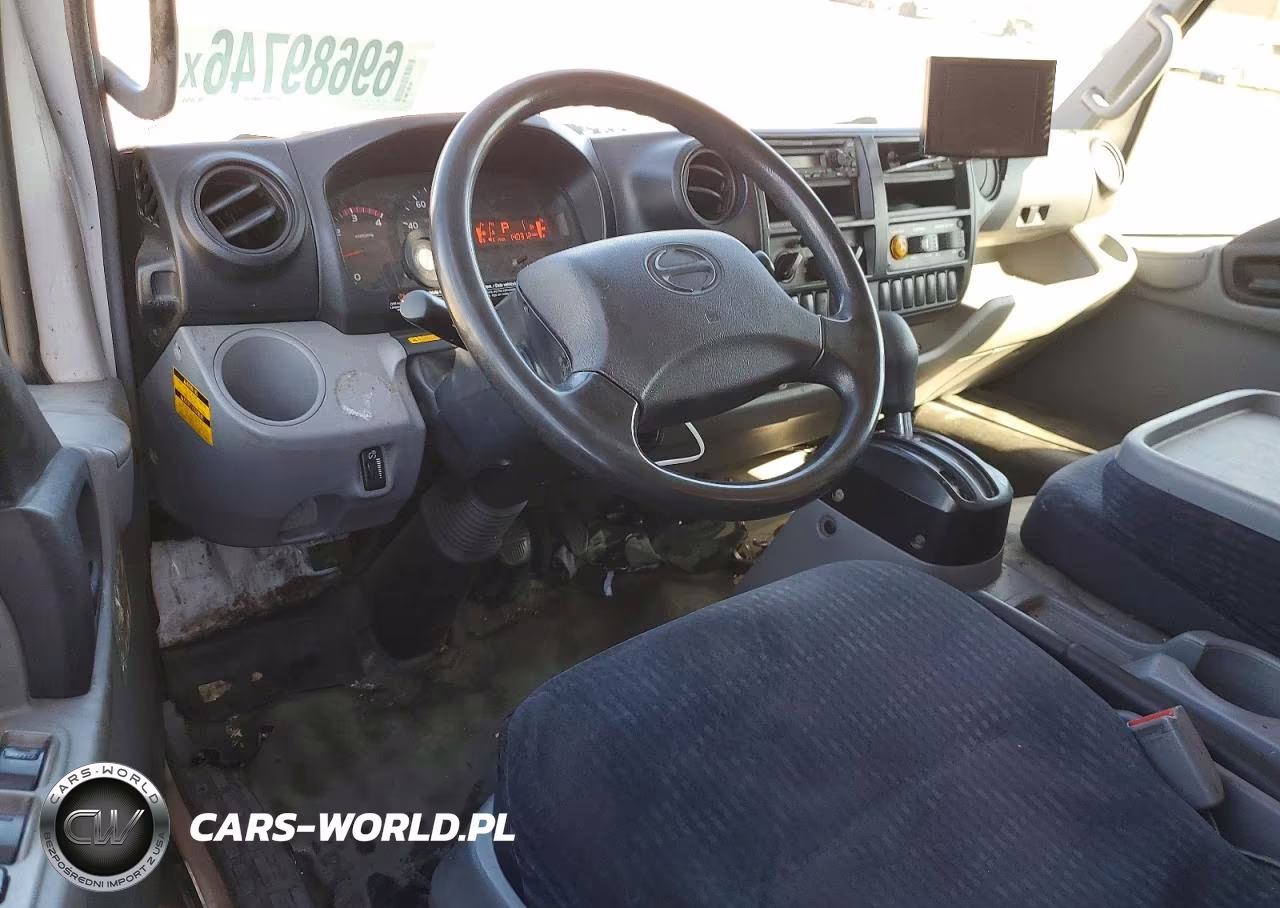 2018 Hino 195 Box Truck VIN:JHHSDM2H9JK006289 - 8