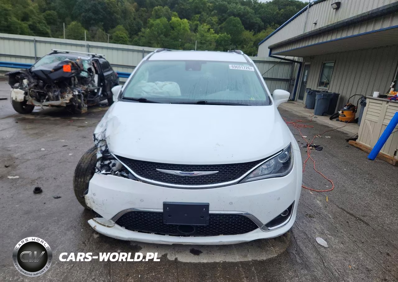 2020 Chrysler Pacifica Touring L Plus VIN:2C4RC1EG7LR149946 - 5