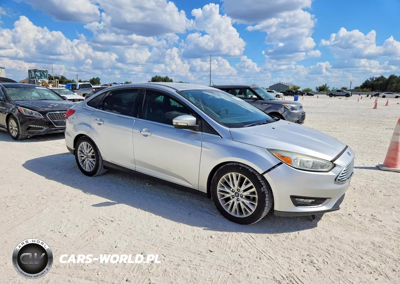 2016 Ford Focus Titanium VIN:1FADP3J2XGL360518 - 4