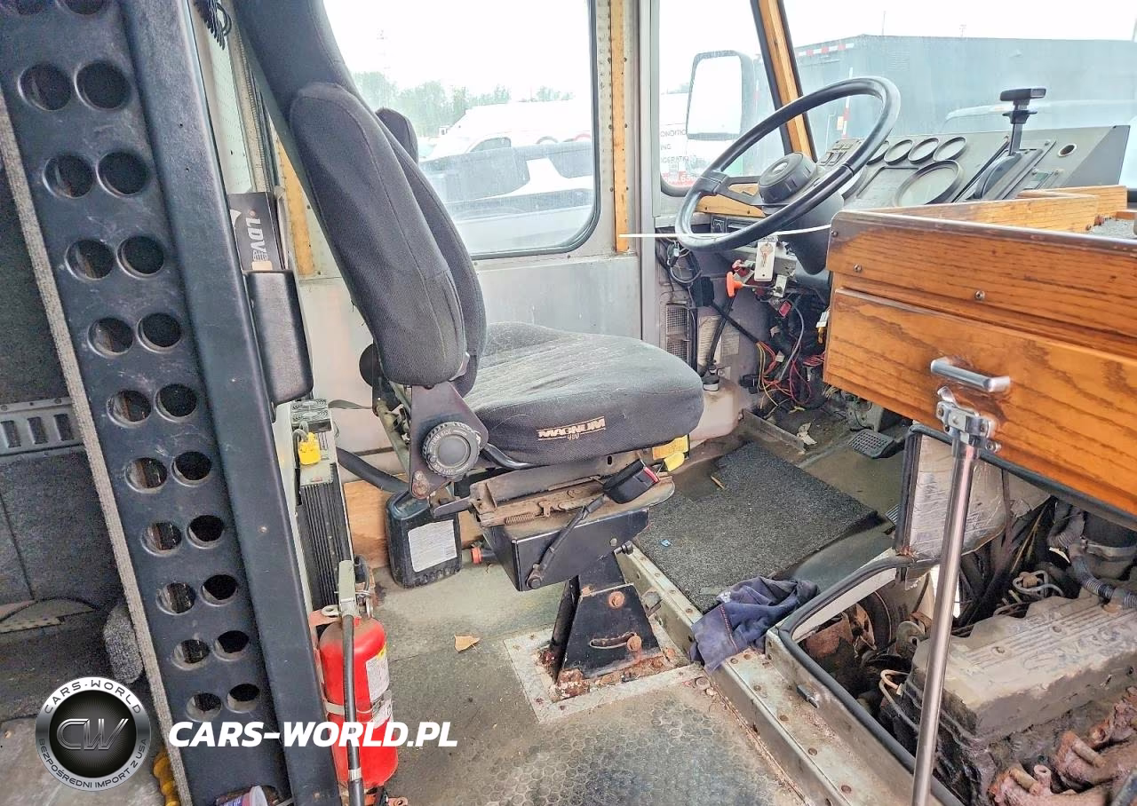 2001 Freightliner Chassis M Line Walk-In Van VIN:4UZAARBW11CH94951 - 7