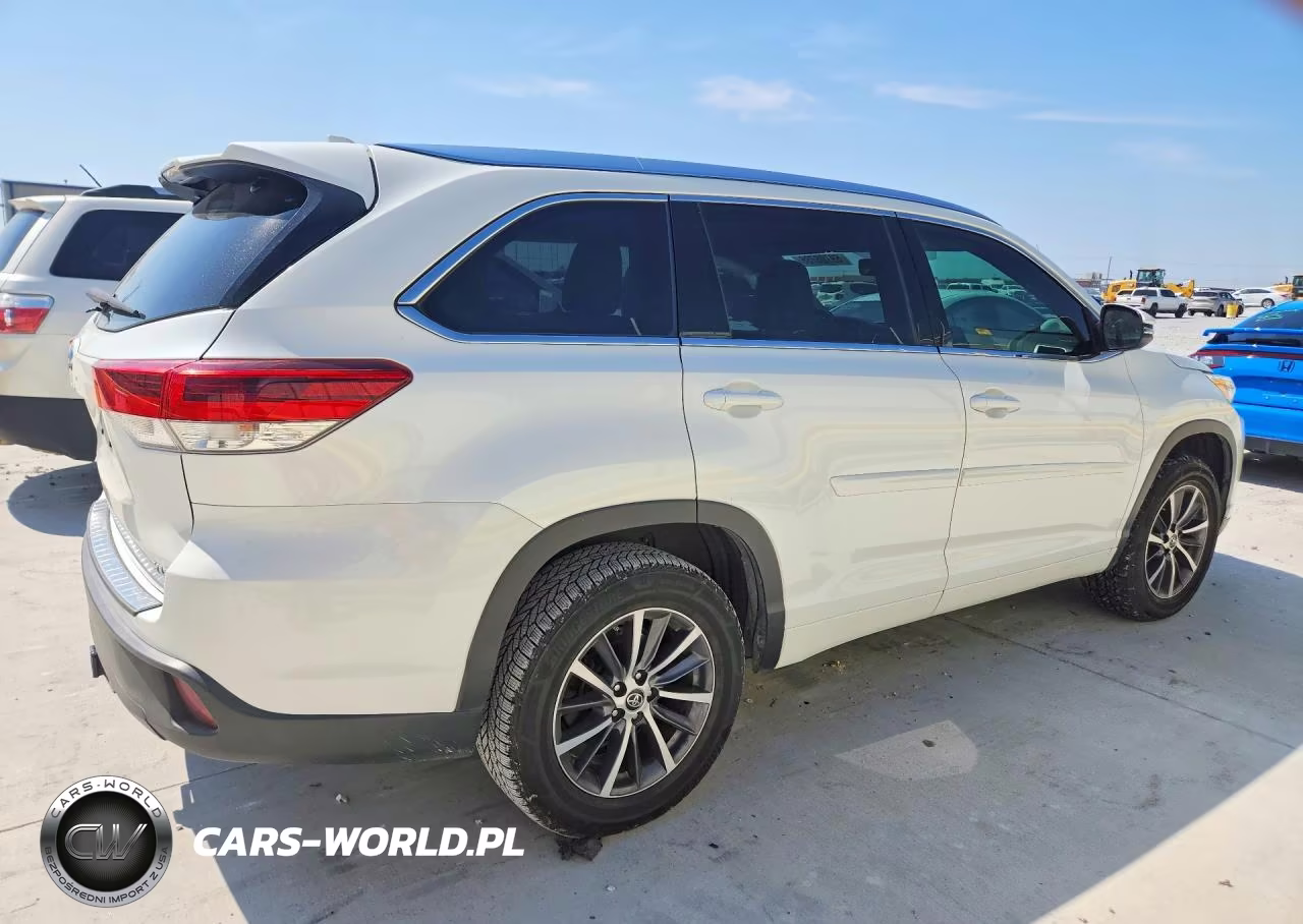 2018 Toyota Highlander Xle VIN:5TDKZRFH4JS286837 - 3