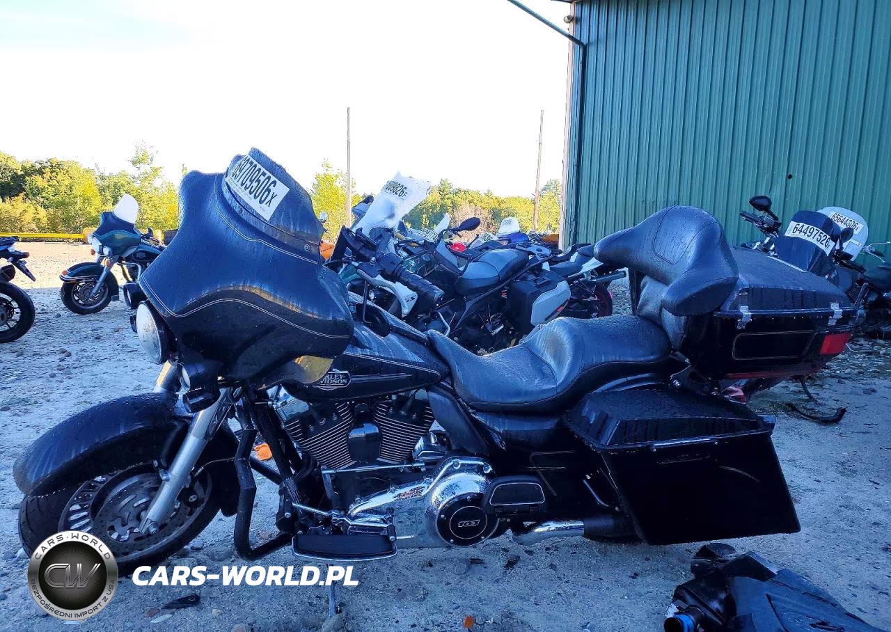 2013 Harley-Davidson Flhtcu Ultra Classic Electra Glide VIN:1HD1FCM17DB688045 - 3