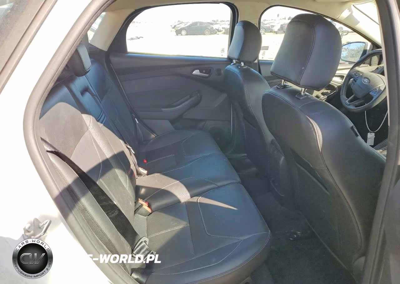 2015 Ford Focus Titanium VIN:1FADP3N21FL241667 - 10