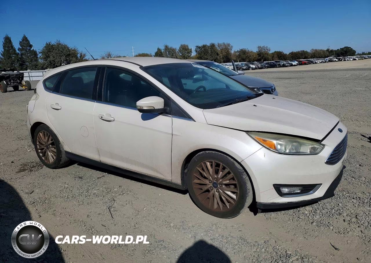 2015 Ford Focus Titanium VIN:1FADP3N21FL241667 - 4