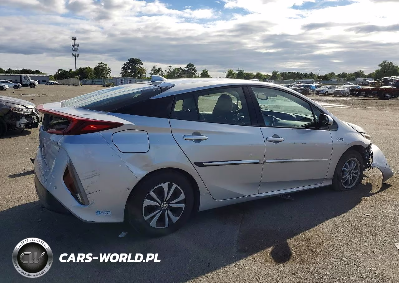 2018 Toyota Prius Prime Advanced VIN:JTDKARFP1J3102728 - 3