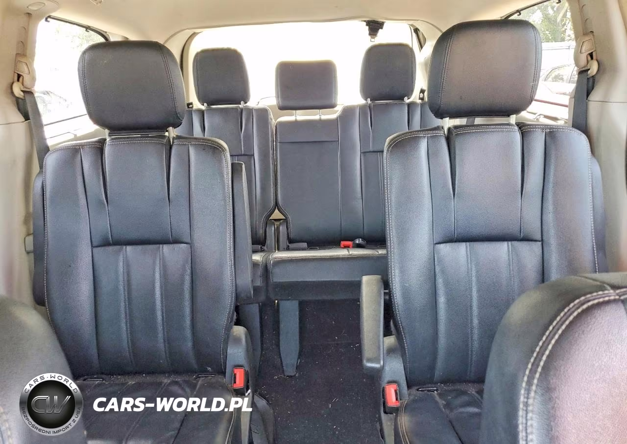 2015 Chrysler Town & Country Touring VIN:2C4RC1BG8FR710941 - 10