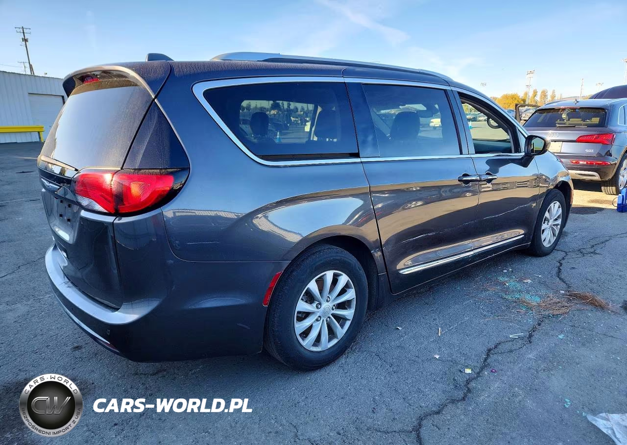 2019 Chrysler Pacifica Touring L VIN:2C4RC1BG9KR650971 - 3