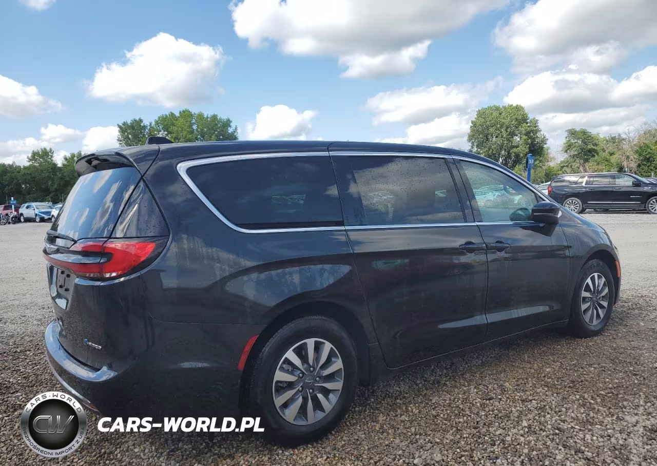 2023 Chrysler Pacifica Hybrid Touring L VIN:2C4RC1L73PR626221 - 3