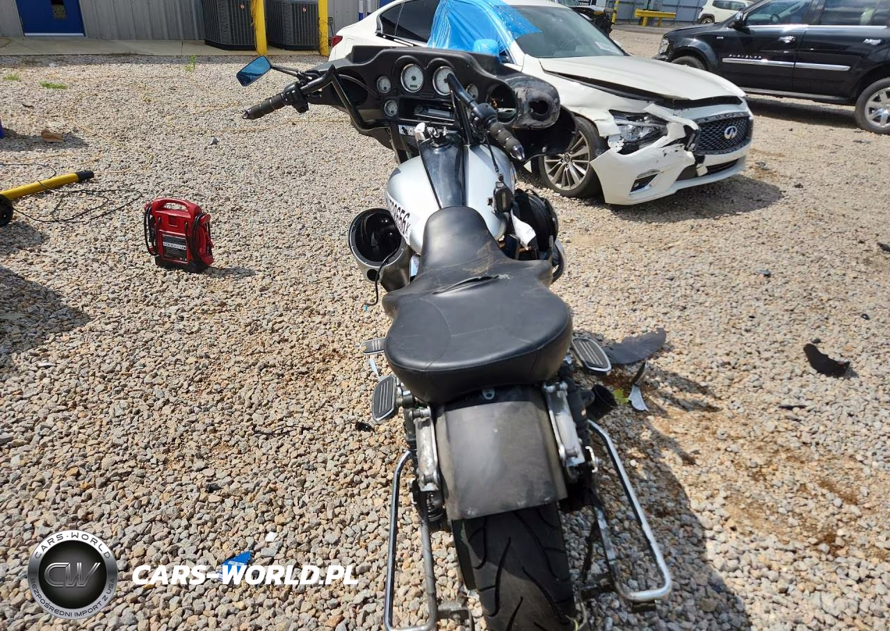 2011 Harley-Davidson Flhx VIN:1HD1KB418BB604737 - 4