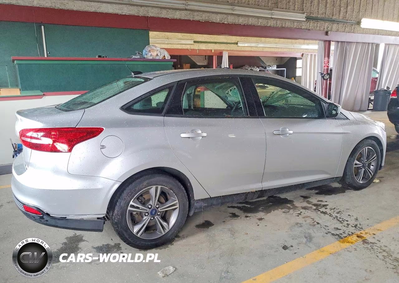 2018 Ford Focus Se VIN:1FADP3FE9JL283778 - 3
