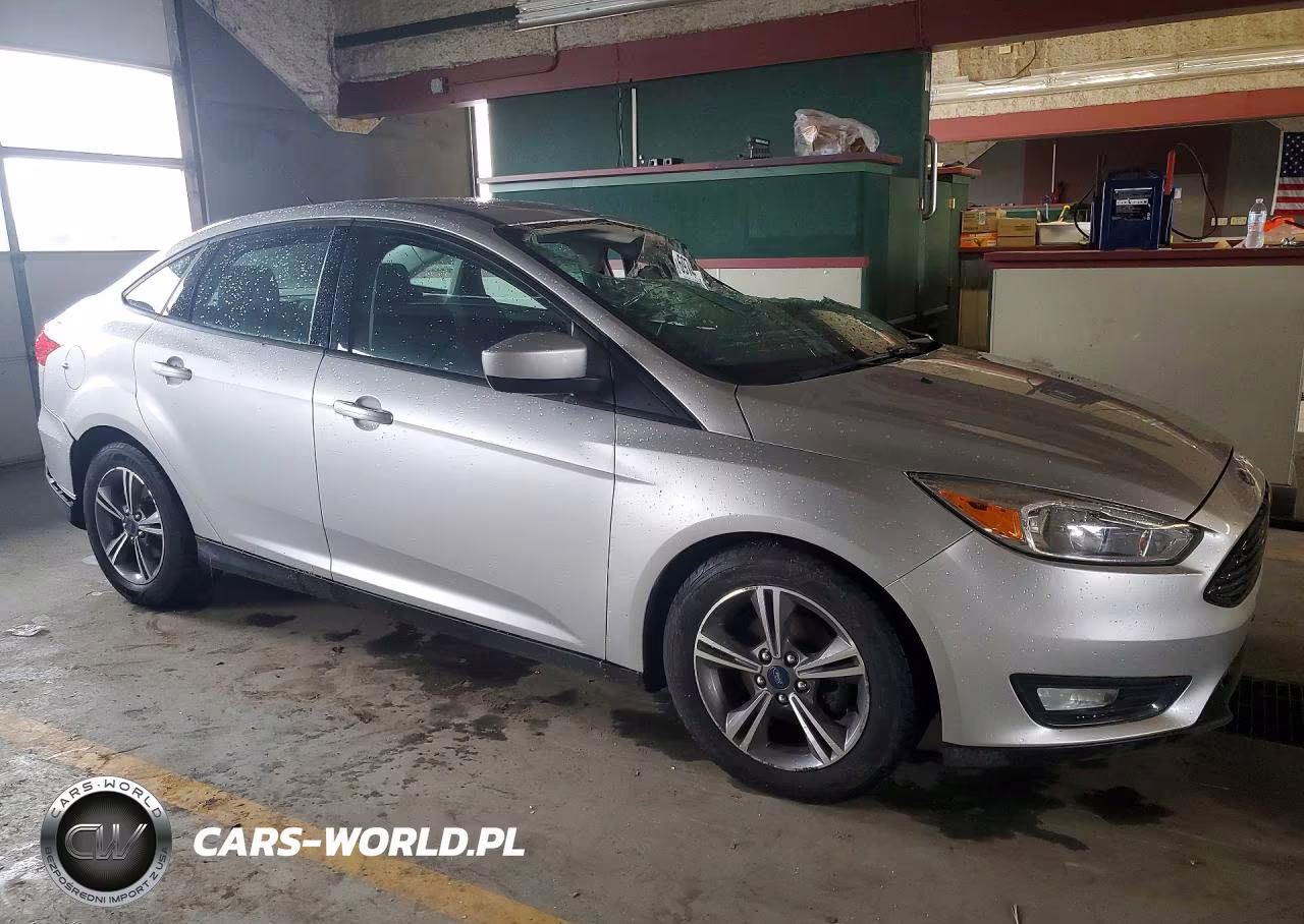 2018 Ford Focus Se VIN:1FADP3FE9JL283778 - 4