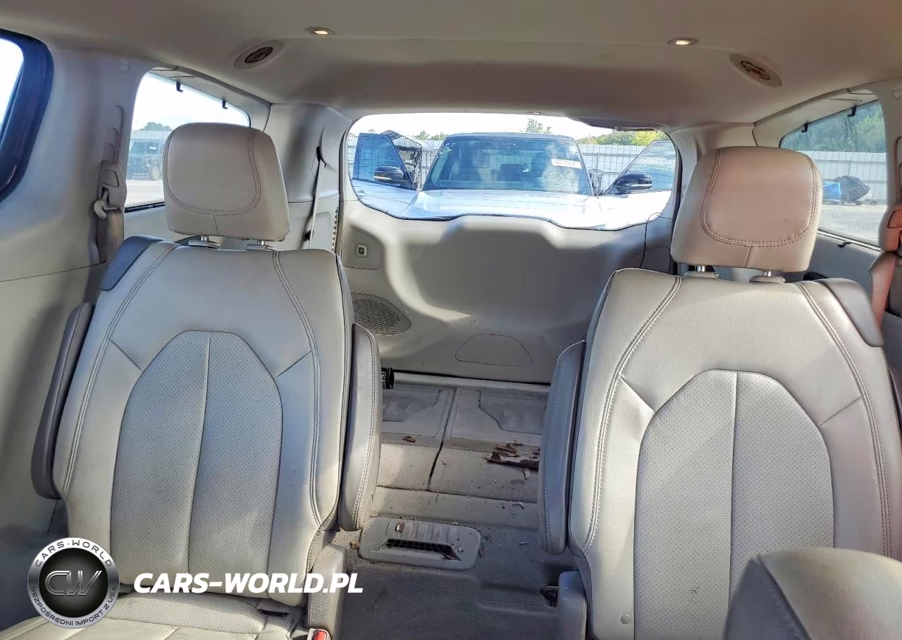 2017 Chrysler Pacifica Touring L Plus VIN:2C4RC1EGXHR614369 - 10