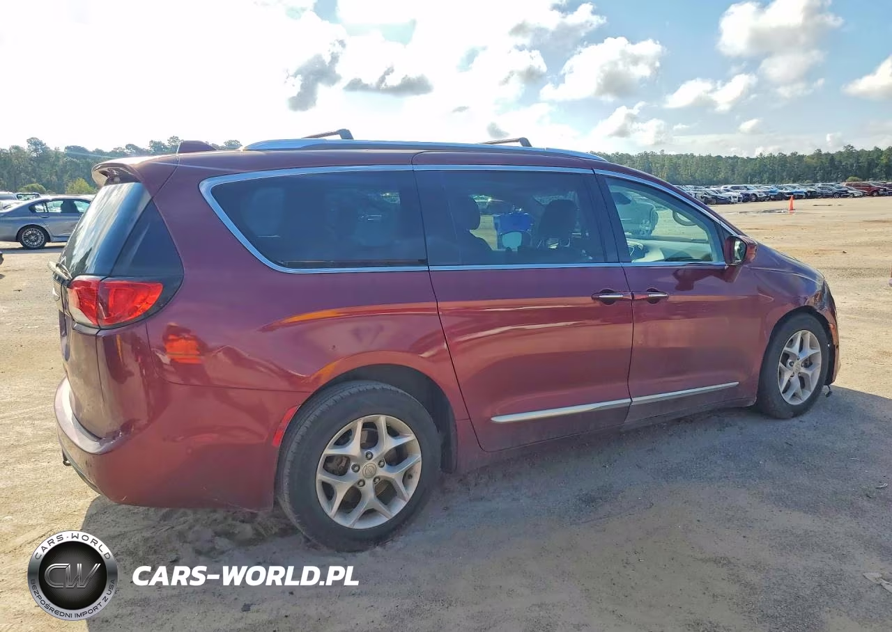 2017 Chrysler Pacifica Touring L Plus VIN:2C4RC1EGXHR614369 - 3