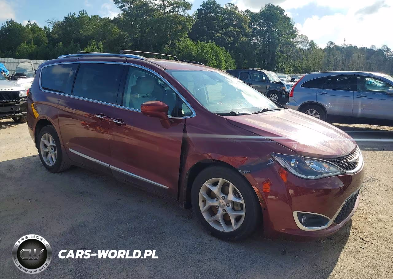 2017 Chrysler Pacifica Touring L Plus VIN:2C4RC1EGXHR614369 - 4